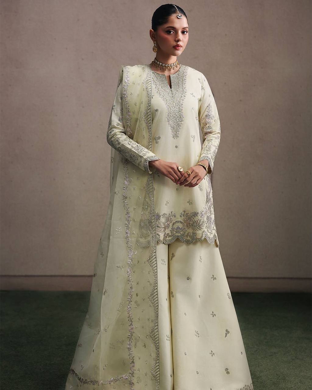 Luxe Pearl Silver Zari Silhouette